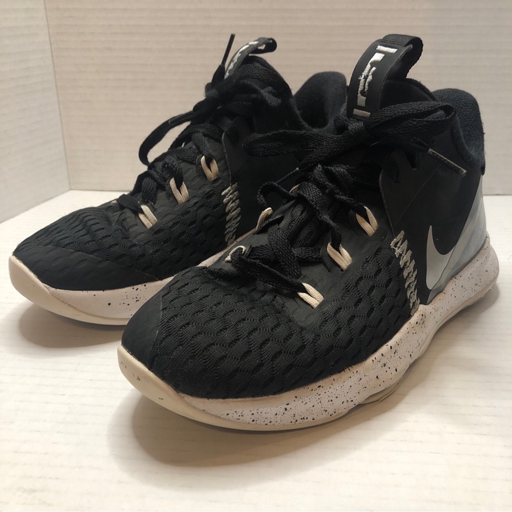 Nike Air Zoom LeBron Witness 5 Basketball Shoes Black Youth Size 6Y CT4629-001